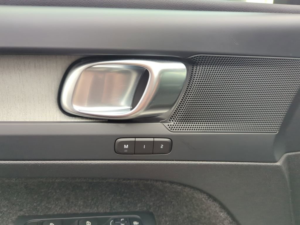 Used 2024 Volvo XC40 B5 Plus image 32