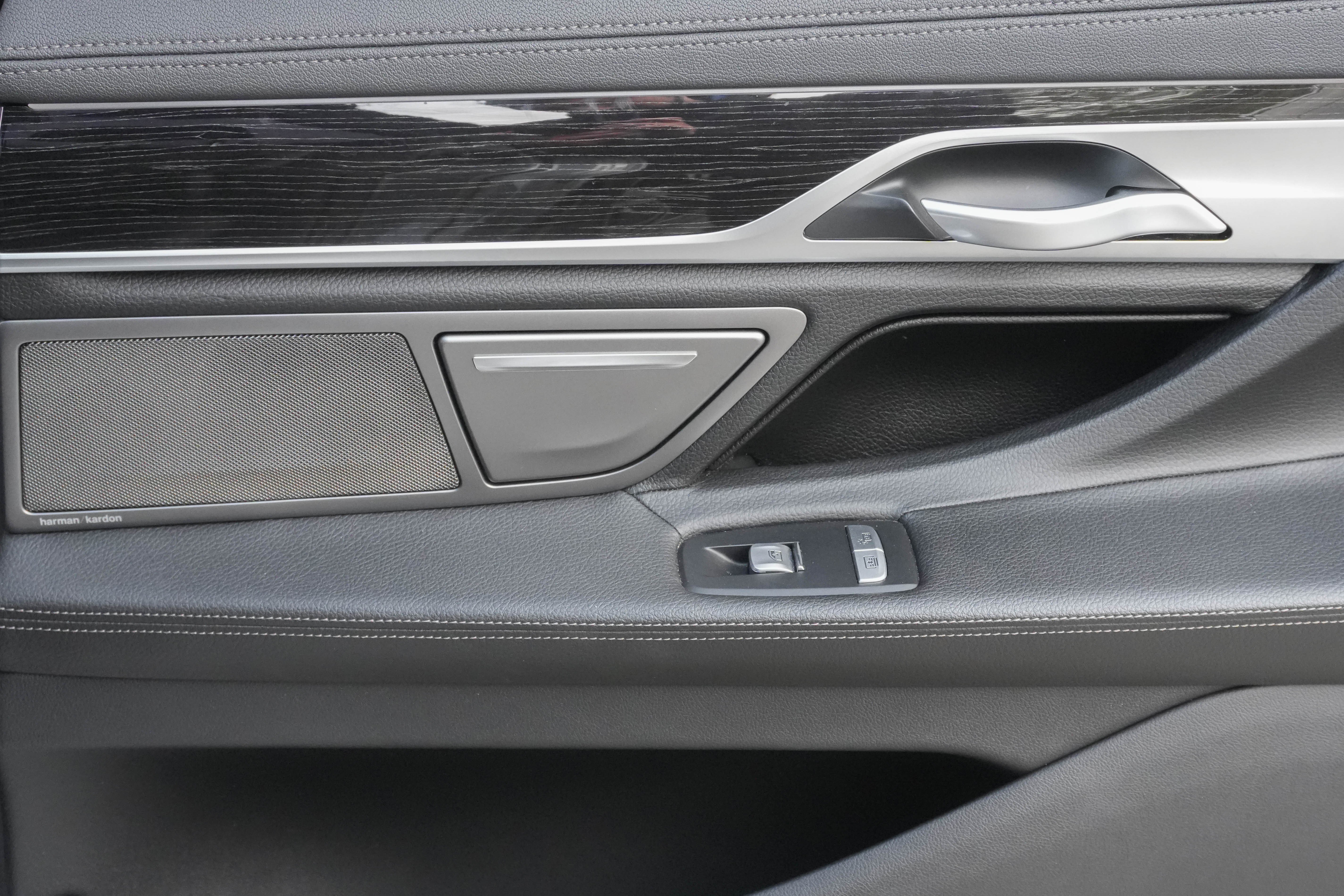 Used 2019 BMW 740i w/ M Sport Package image 34