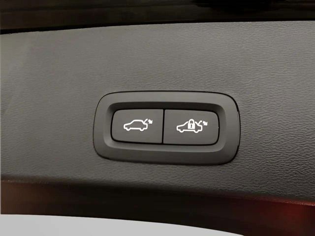 Used 2025 Volvo XC40 B5 Plus image 9