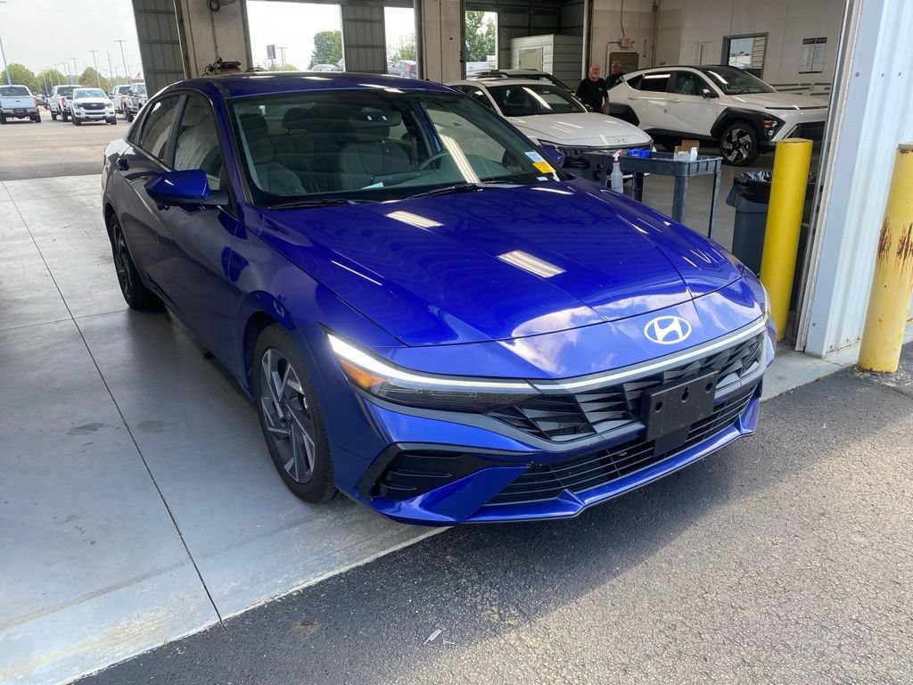 Used 2025 Hyundai Elantra SEL FWD image 1