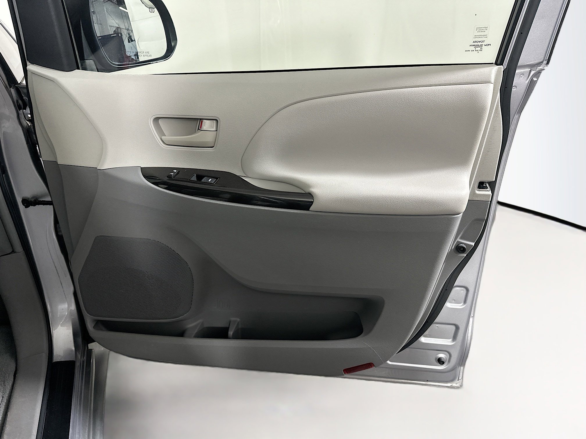 Used 2011 Toyota Sienna LE image 31