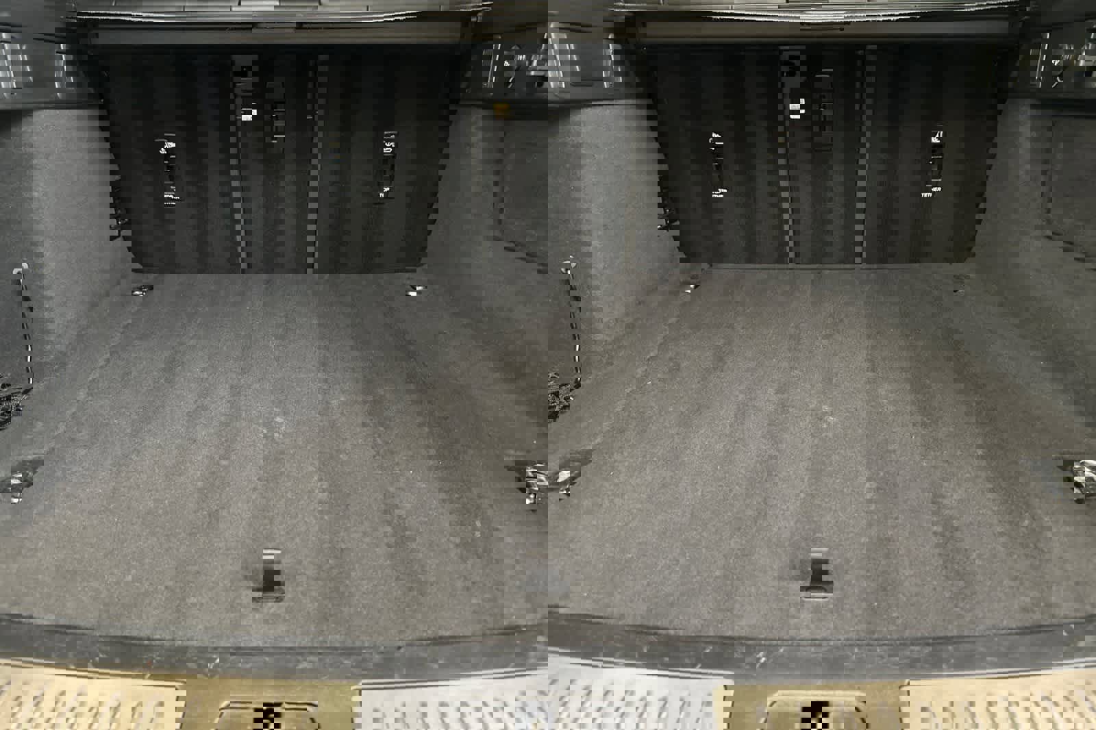 Used 2025 Land Rover Range Rover Velar Dynamic SE image 15