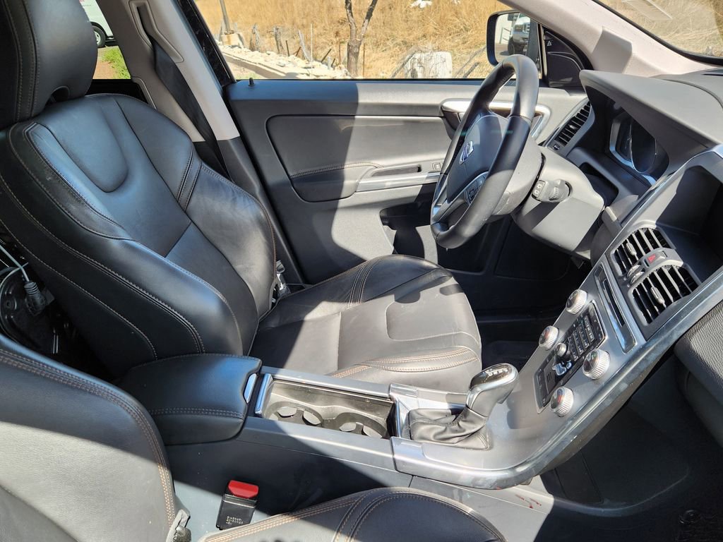 Used 2017 Volvo XC60 T6 Dynamic w/ Preferred Option Package image 8