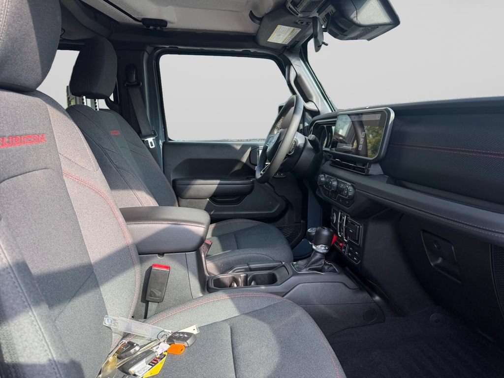 Used 2025 Jeep Wrangler Unlimited Rubicon AWD/4WD image 17