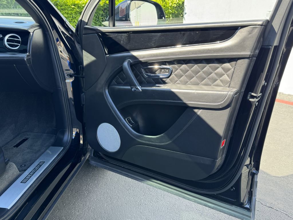 Used 2017 Bentley Bentayga image 16