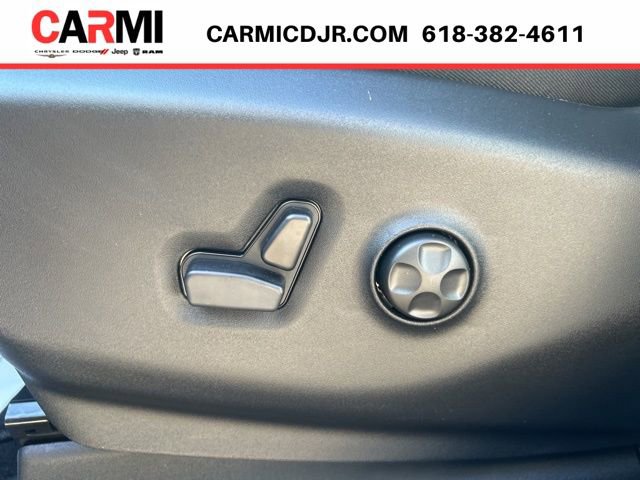 New 2026 Chrysler Pacifica Select image 2