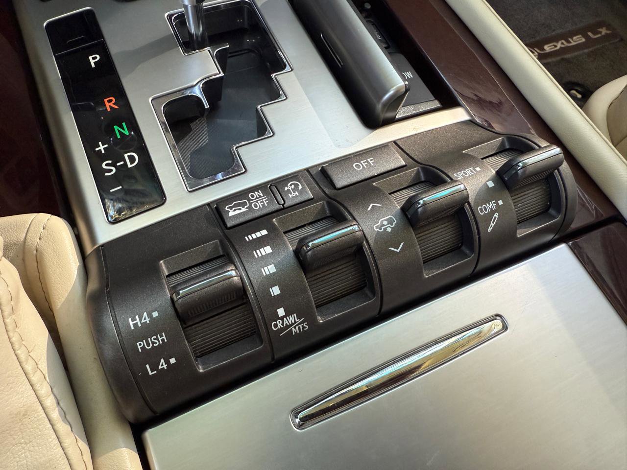 Used 2013 Lexus LX 570 4WD w/ Luxury Pkg image 19
