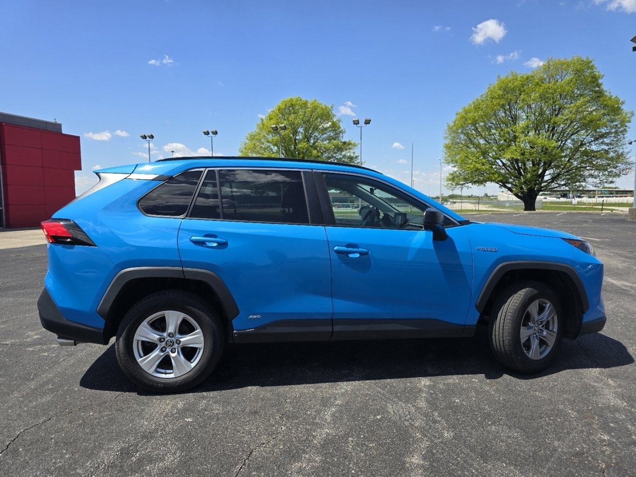 Used 2021 Toyota RAV4 LE AWD/4WD image 14