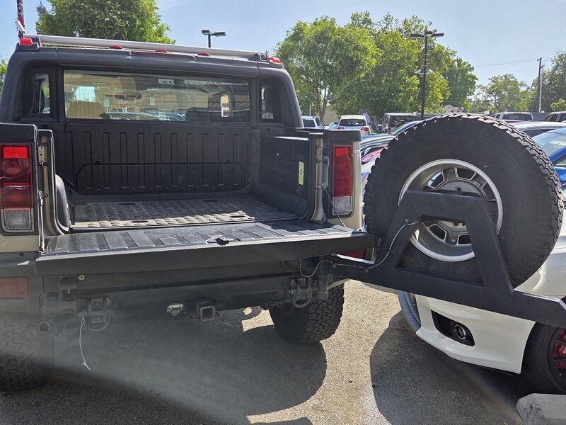 Used 2005 HUMMER H2 SUT w/ Preferred Equipment Group AWD/4WD image 11