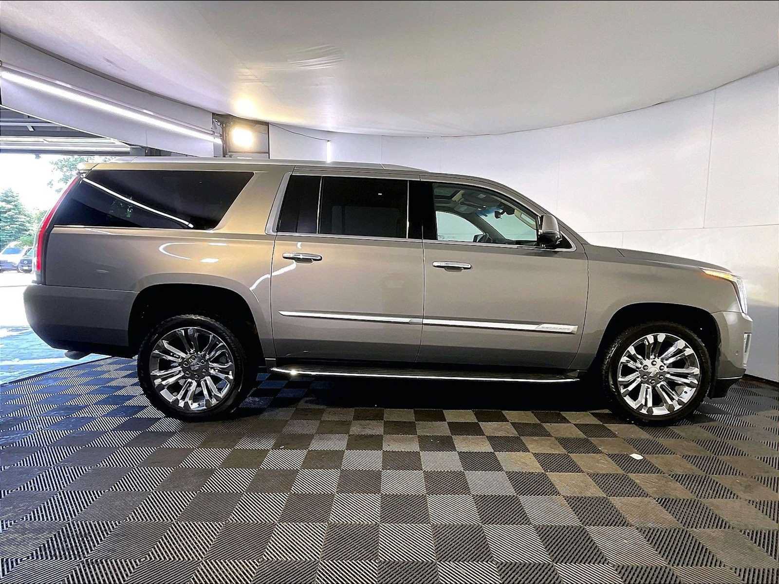 Used 2019 Cadillac Escalade ESV Premium Luxury w/ LPO, Radiant Package AWD/4WD image 8