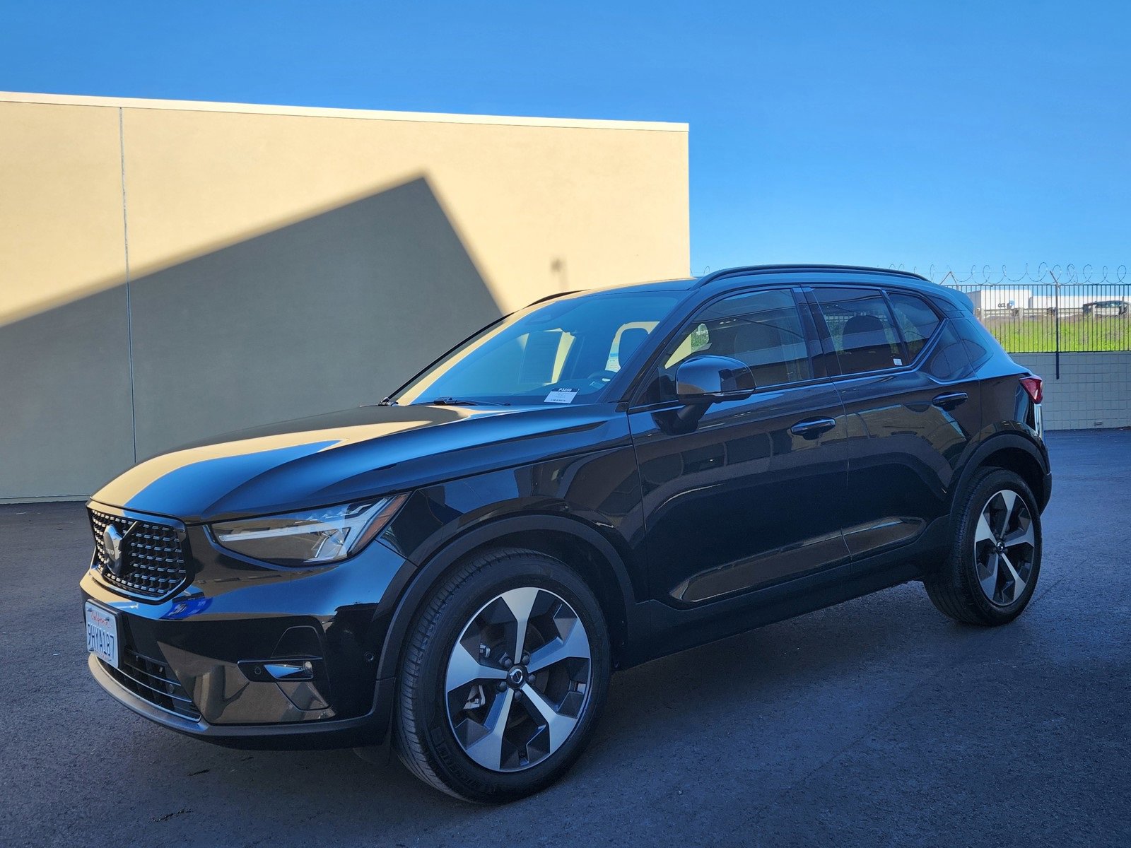 Used 2023 Volvo XC40 B4 Ultimate image 27