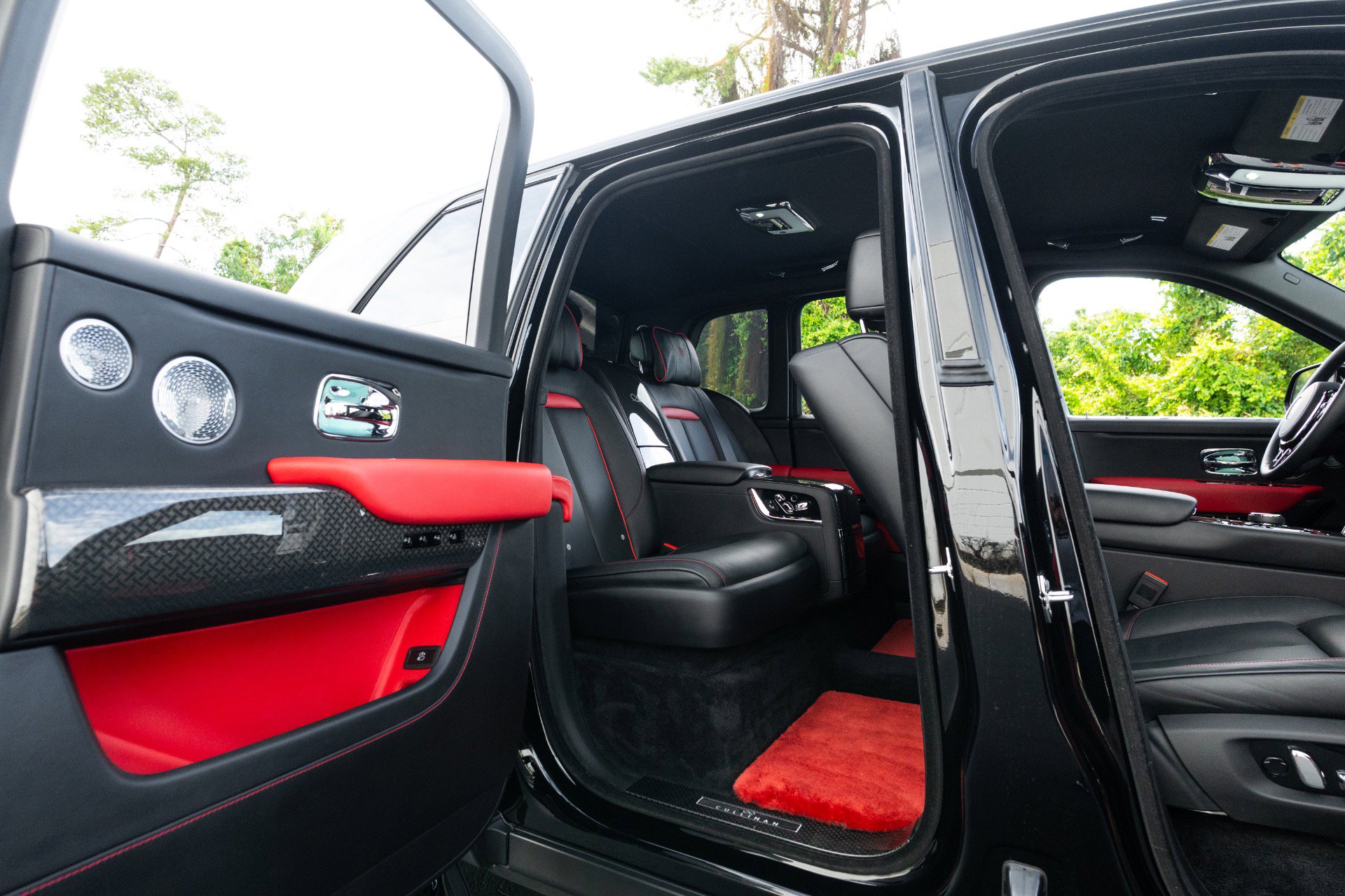 Used 2022 Rolls-Royce Cullinan Black Badge w/ Dark Exterior Package AWD/4WD image 79