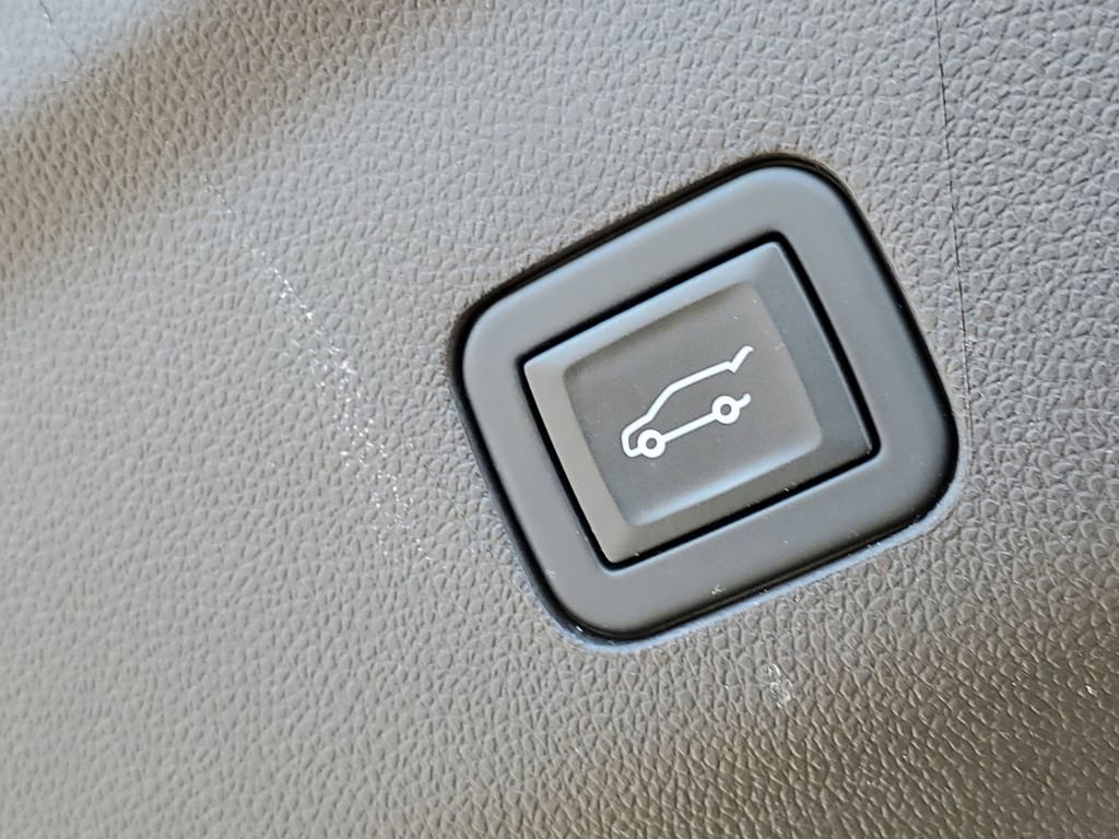 Certified 2024 GMC Yukon SLT w/ SLT Luxury Package image 36