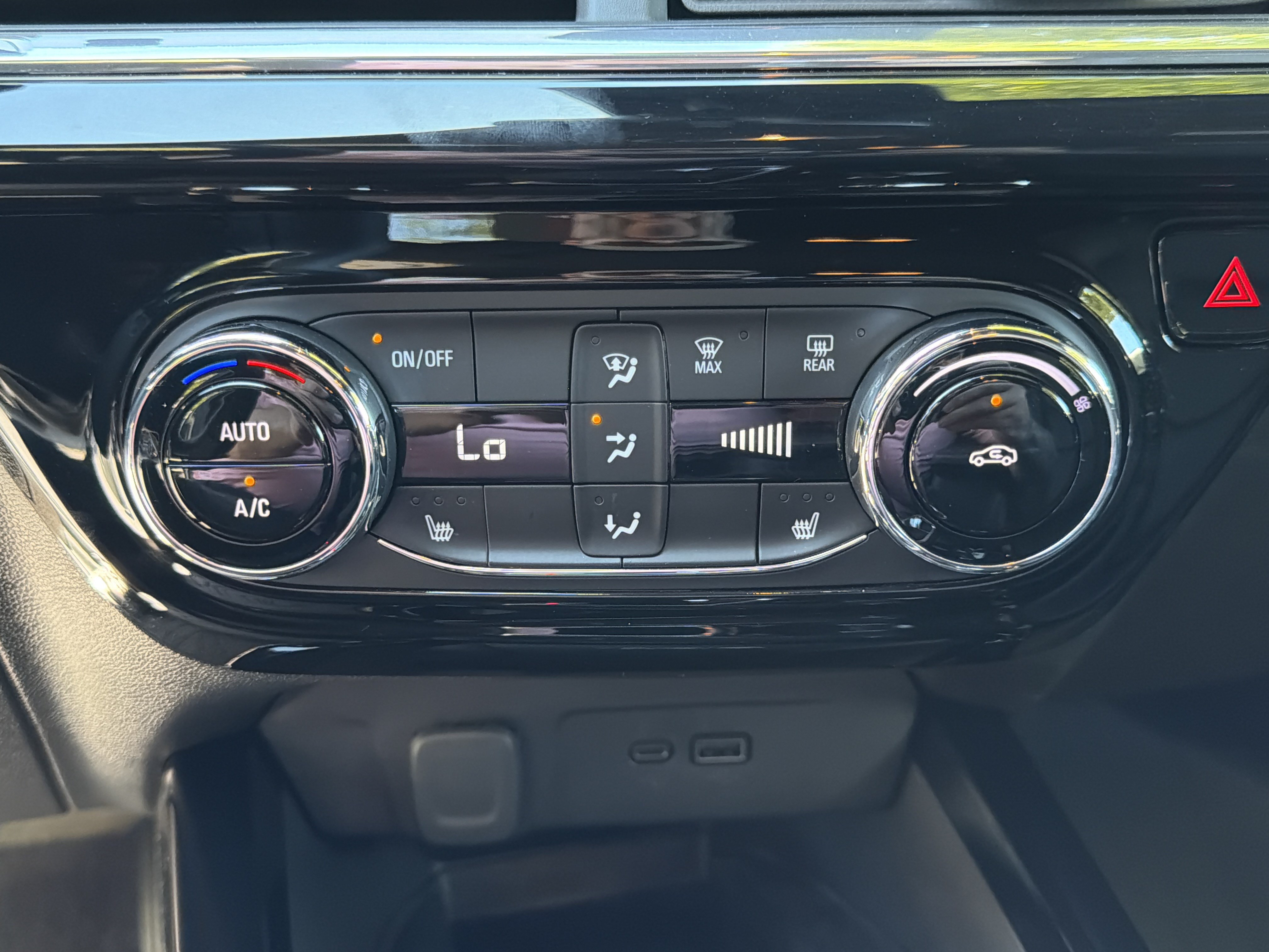 Used 2025 Chevrolet Trax RS w/ Sunroof Package FWD image 30