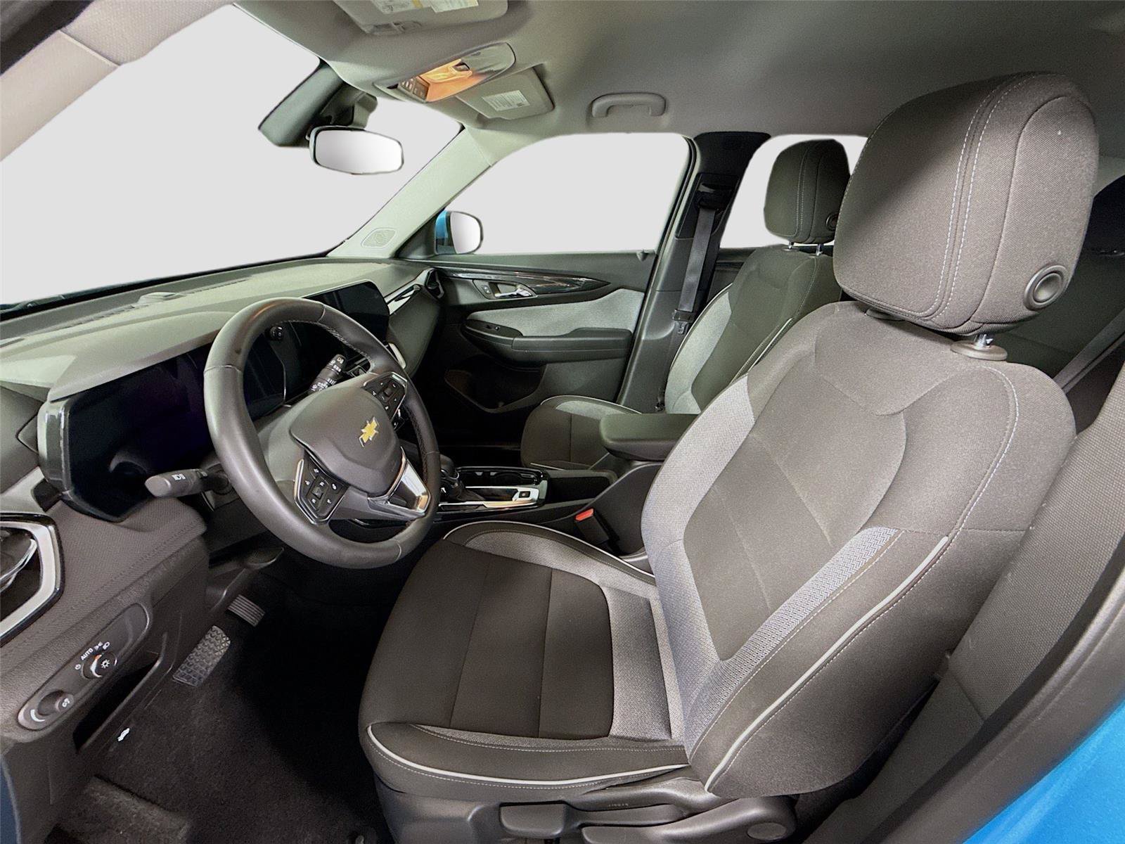 Used 2025 Chevrolet TrailBlazer LT w/ LT Cold Weather Package AWD/4WD image 14