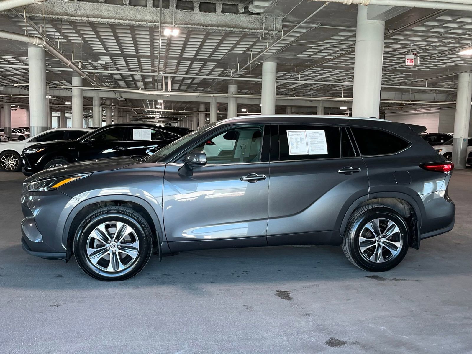 Used 2022 Toyota Highlander XLE AWD/4WD image 7