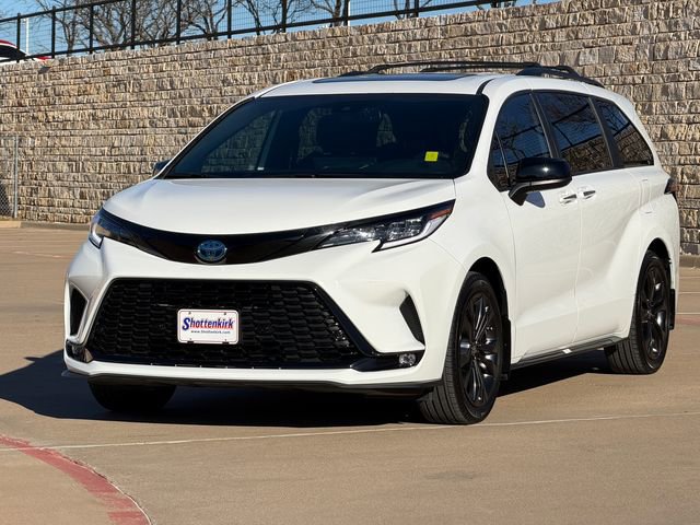 Used 2025 Toyota Sienna XSE image 3