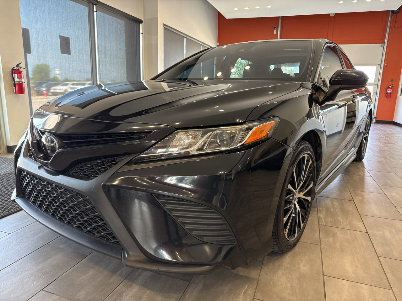 Used 2020 Toyota Camry SE w/ Phone Cable & Charge Package image 1