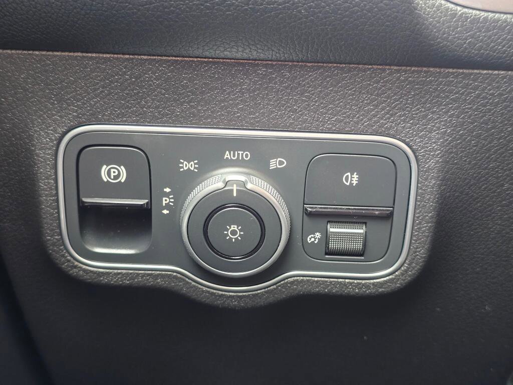 Used 2023 Mercedes-Benz EQB 300 4MATIC w/ Driver Assistance Package image 38