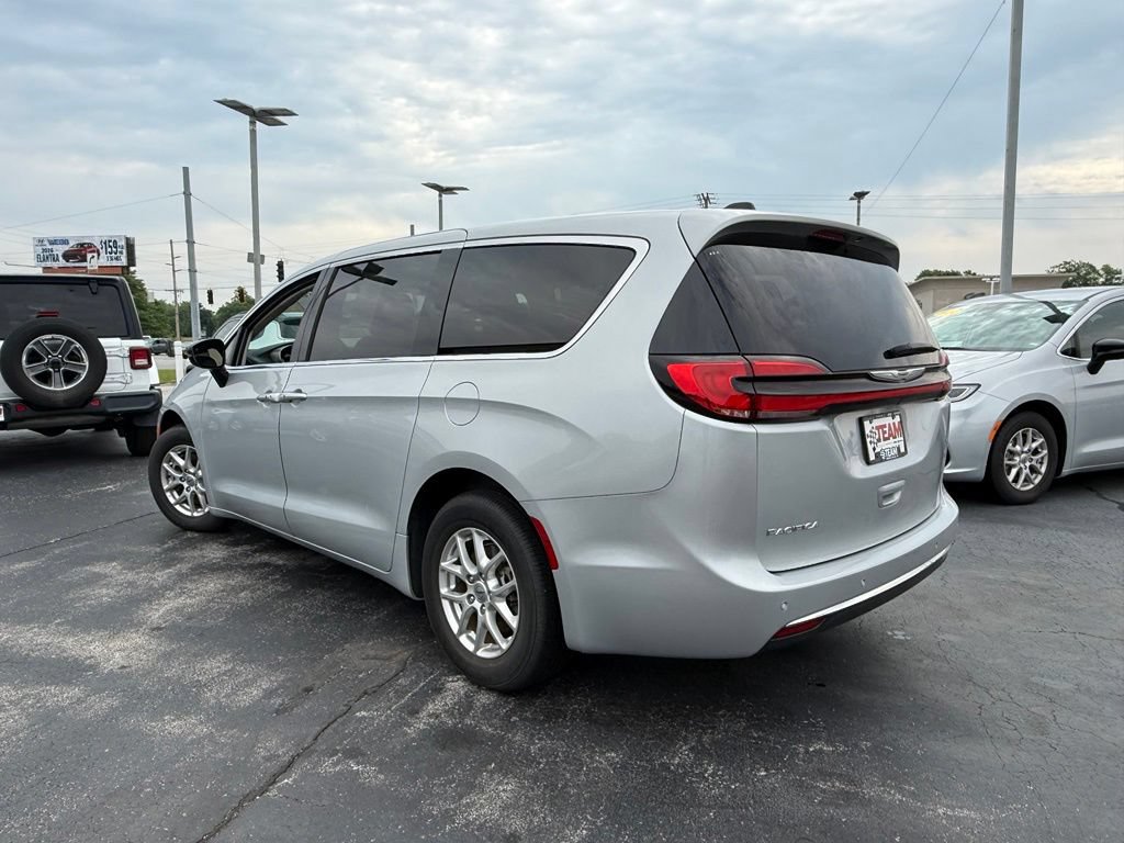 Used 2024 Chrysler Pacifica Touring-L FWD image 5