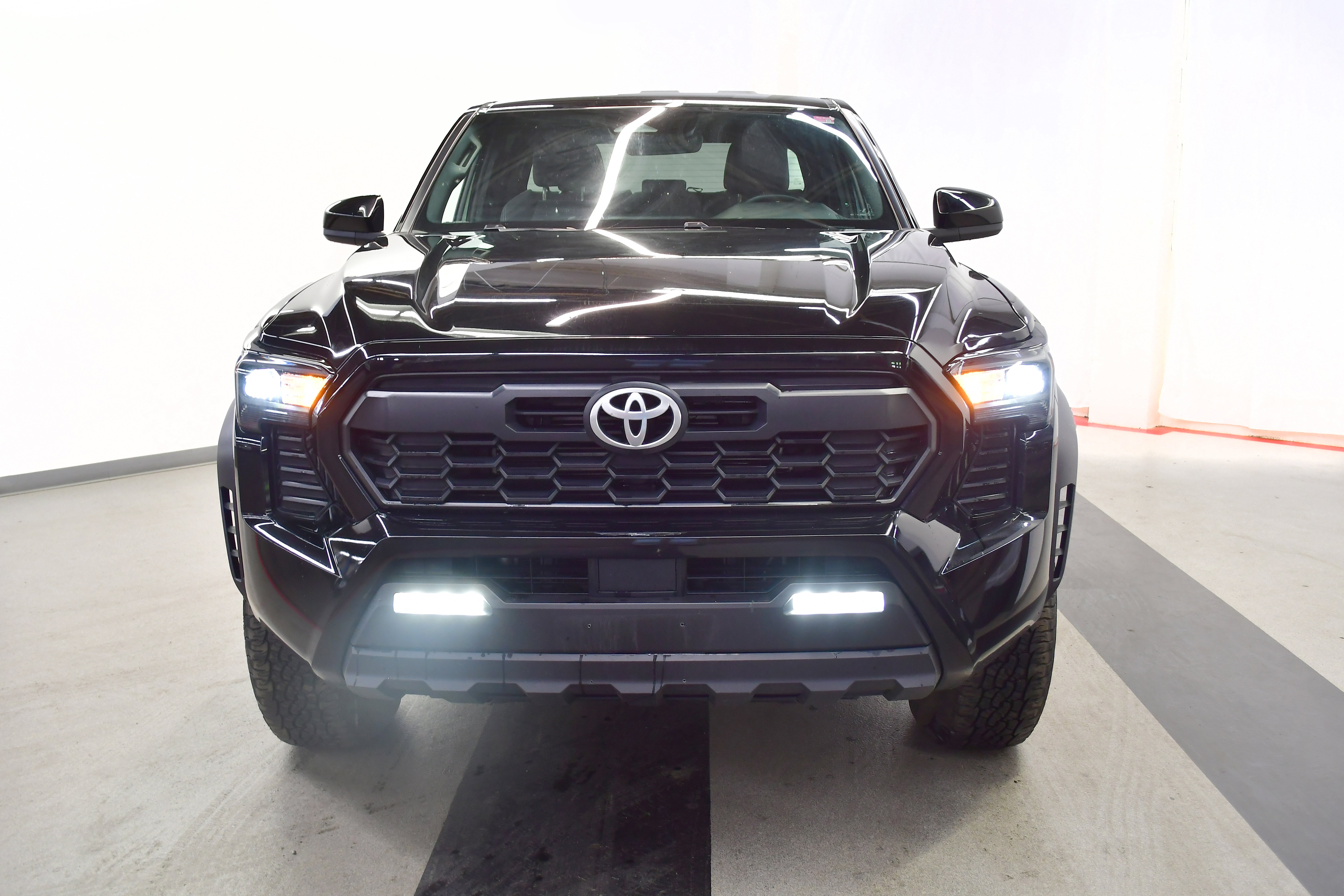 Used 2025 Toyota Tacoma TRD Off-Road AWD/4WD image 3