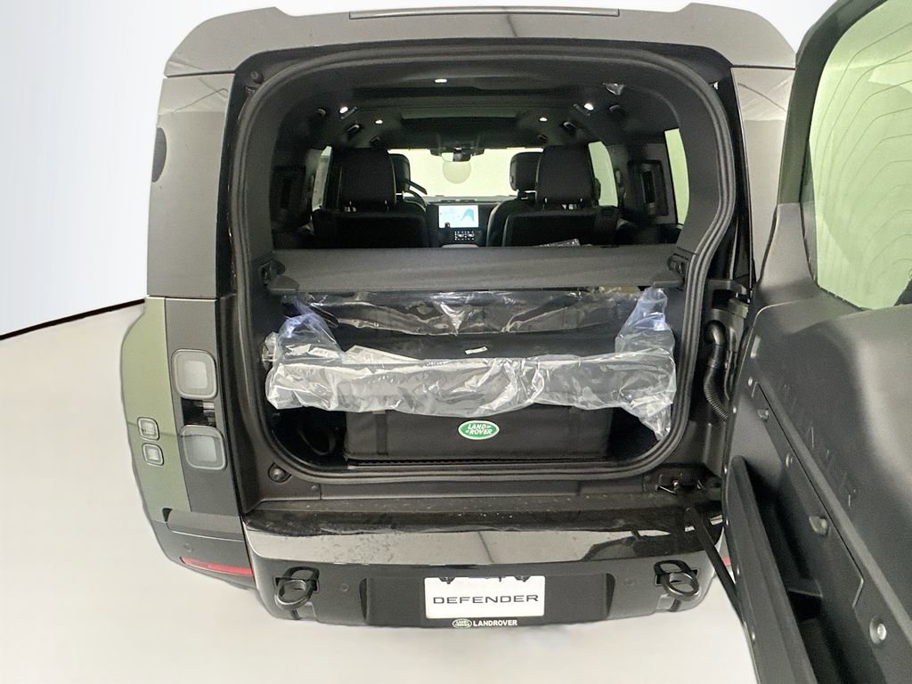 New 2026 Land Rover Defender 130 X-Dynamic SE AWD/4WD image 24