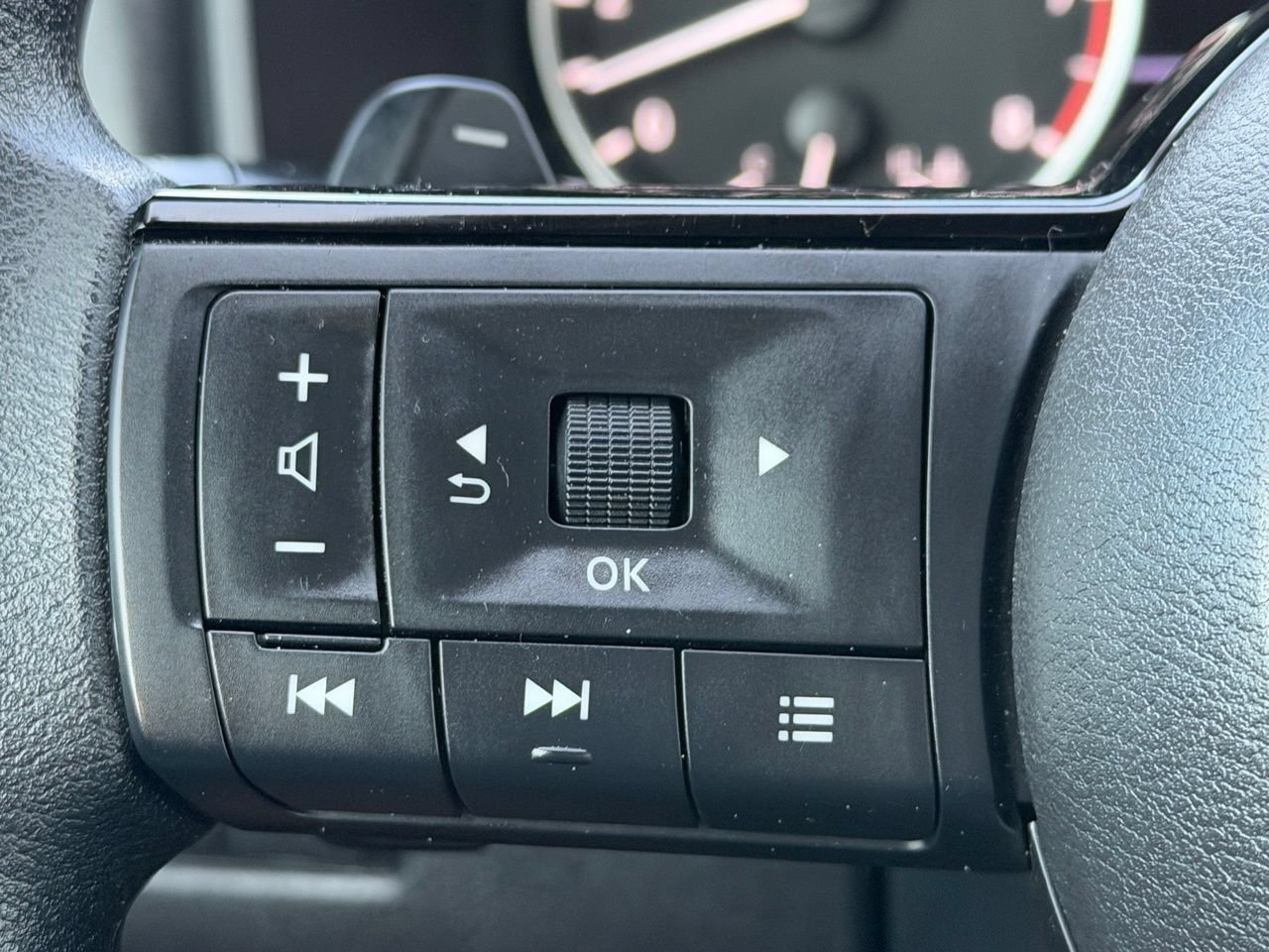 Certified 2023 Nissan Rogue SV FWD image 16