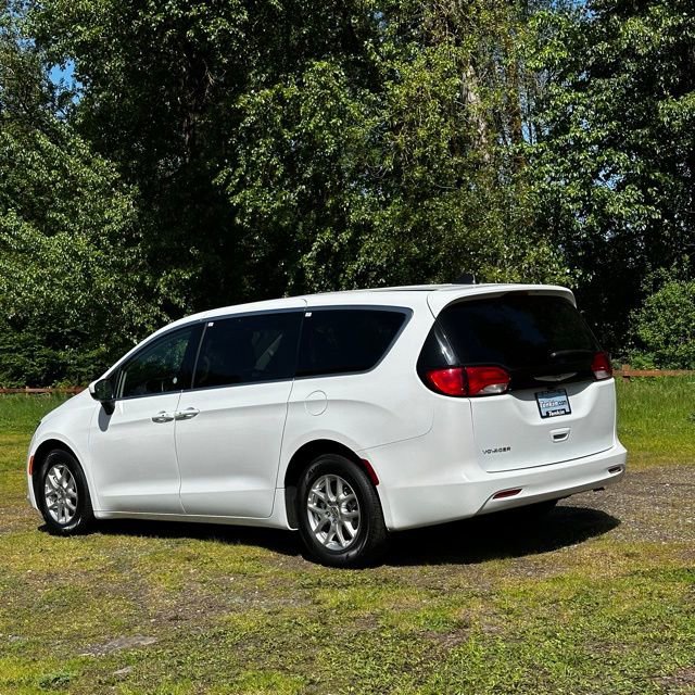 Used 2023 Chrysler Voyager LX FWD image 9