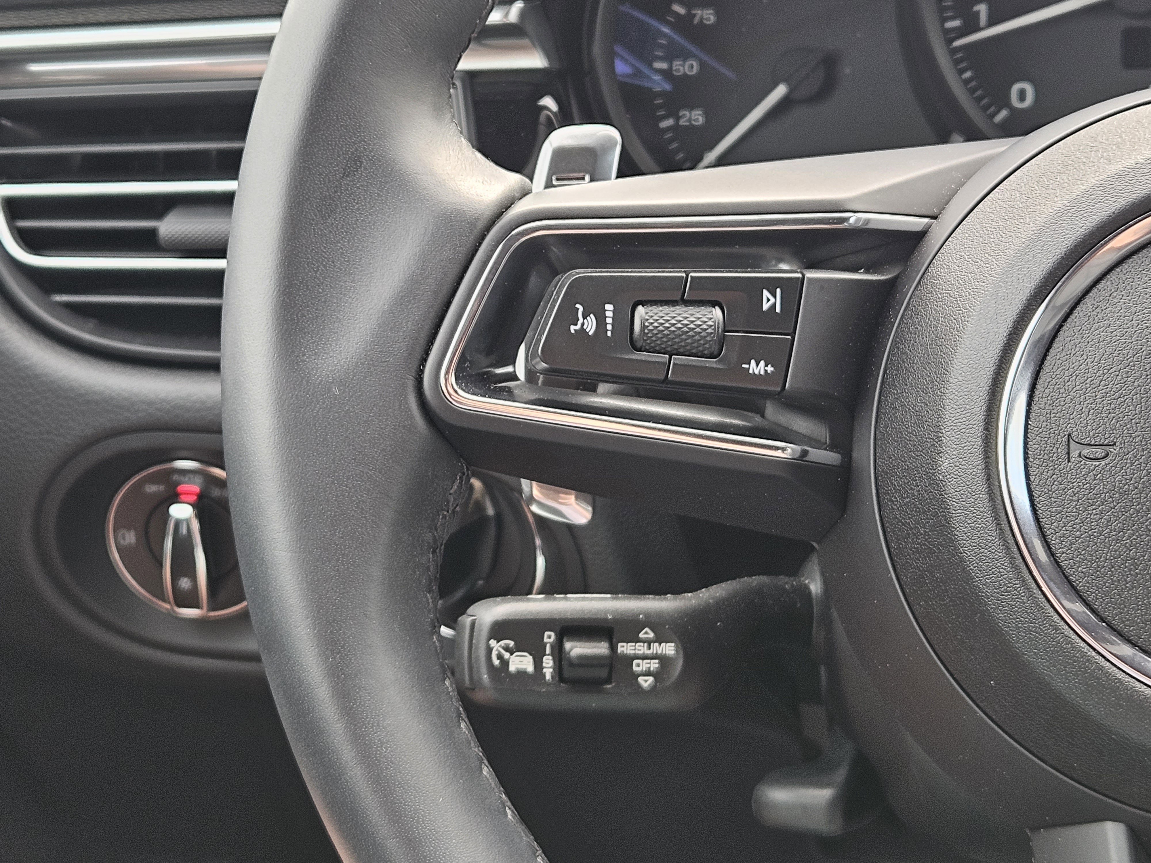 Certified 2025 Porsche Macan image 26