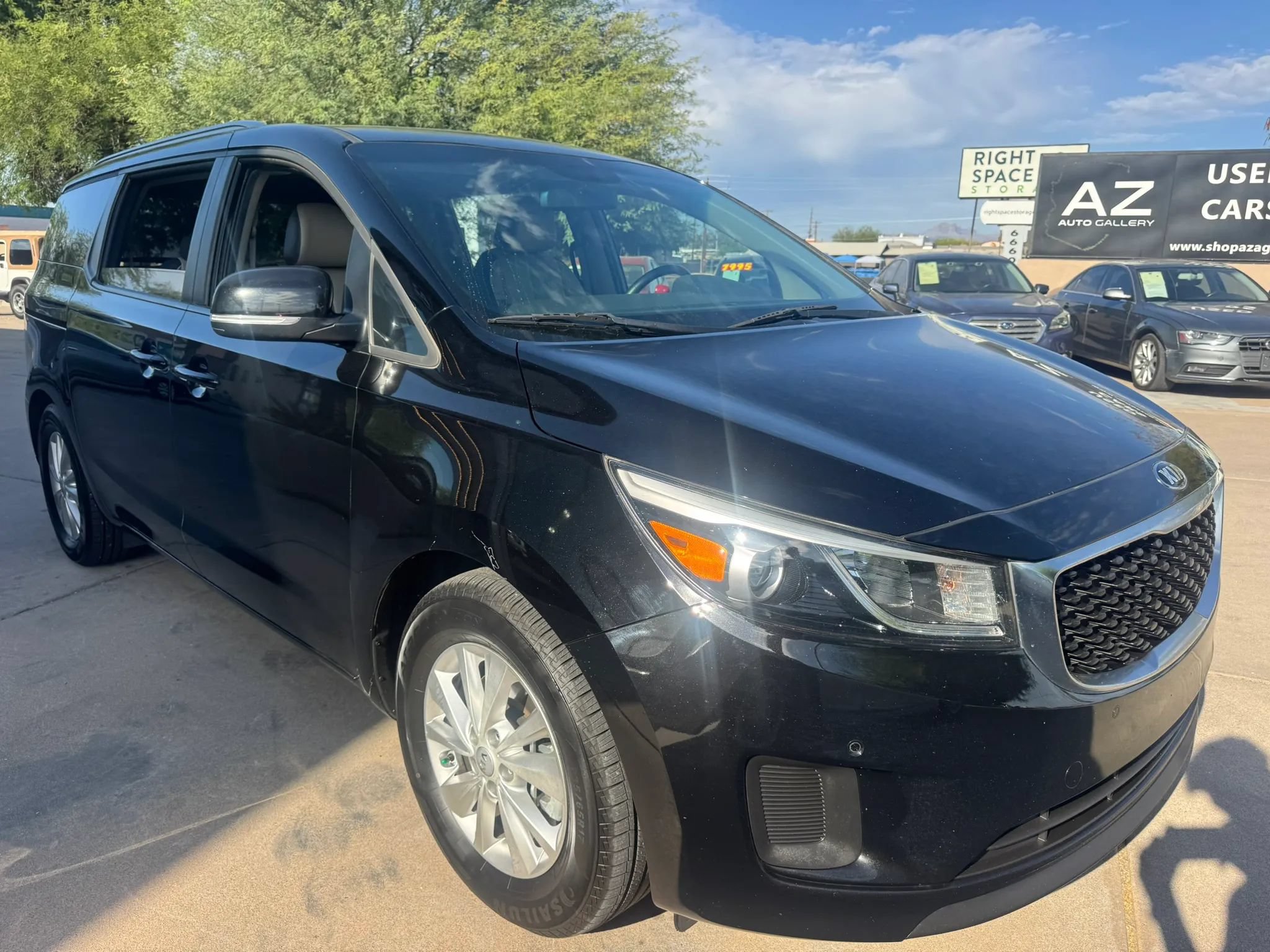 Used 2017 Kia Sedona LX w/ LX Essentials Premium Package FWD image 4