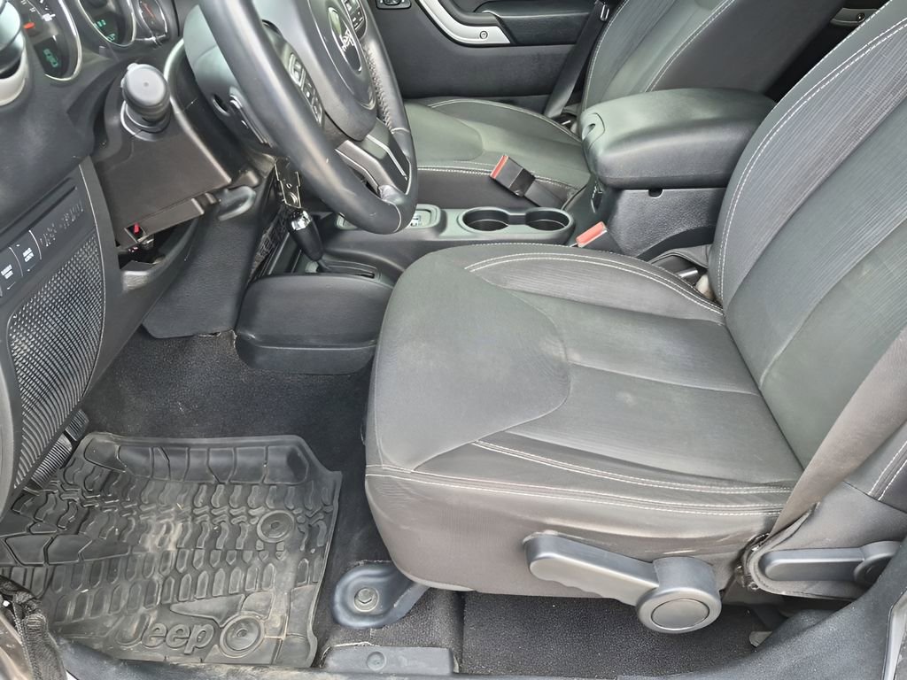 Used 2016 Jeep Wrangler Unlimited Rubicon w/ Connectivity Group image 29