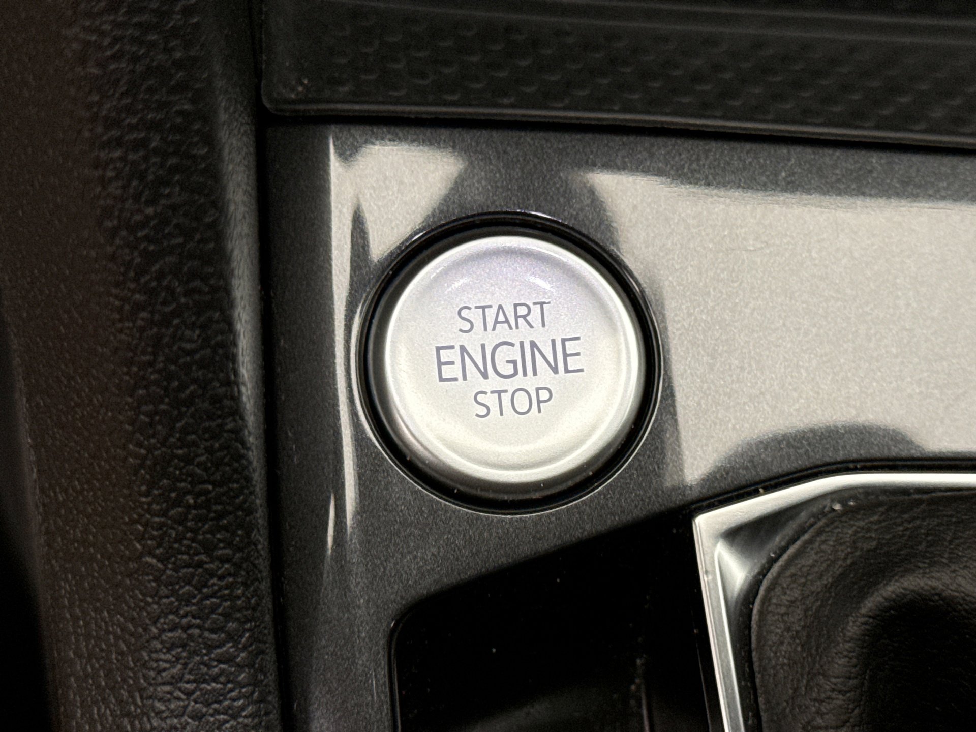 Used 2024 Volkswagen Tiguan SE R-Line image 22