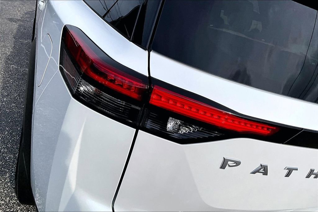 Used 2025 Nissan Pathfinder SL image 42