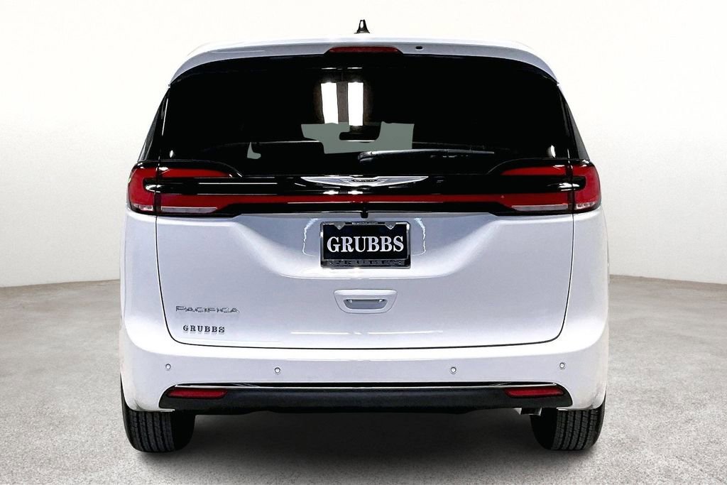 New 2026 Chrysler Pacifica Select image 5