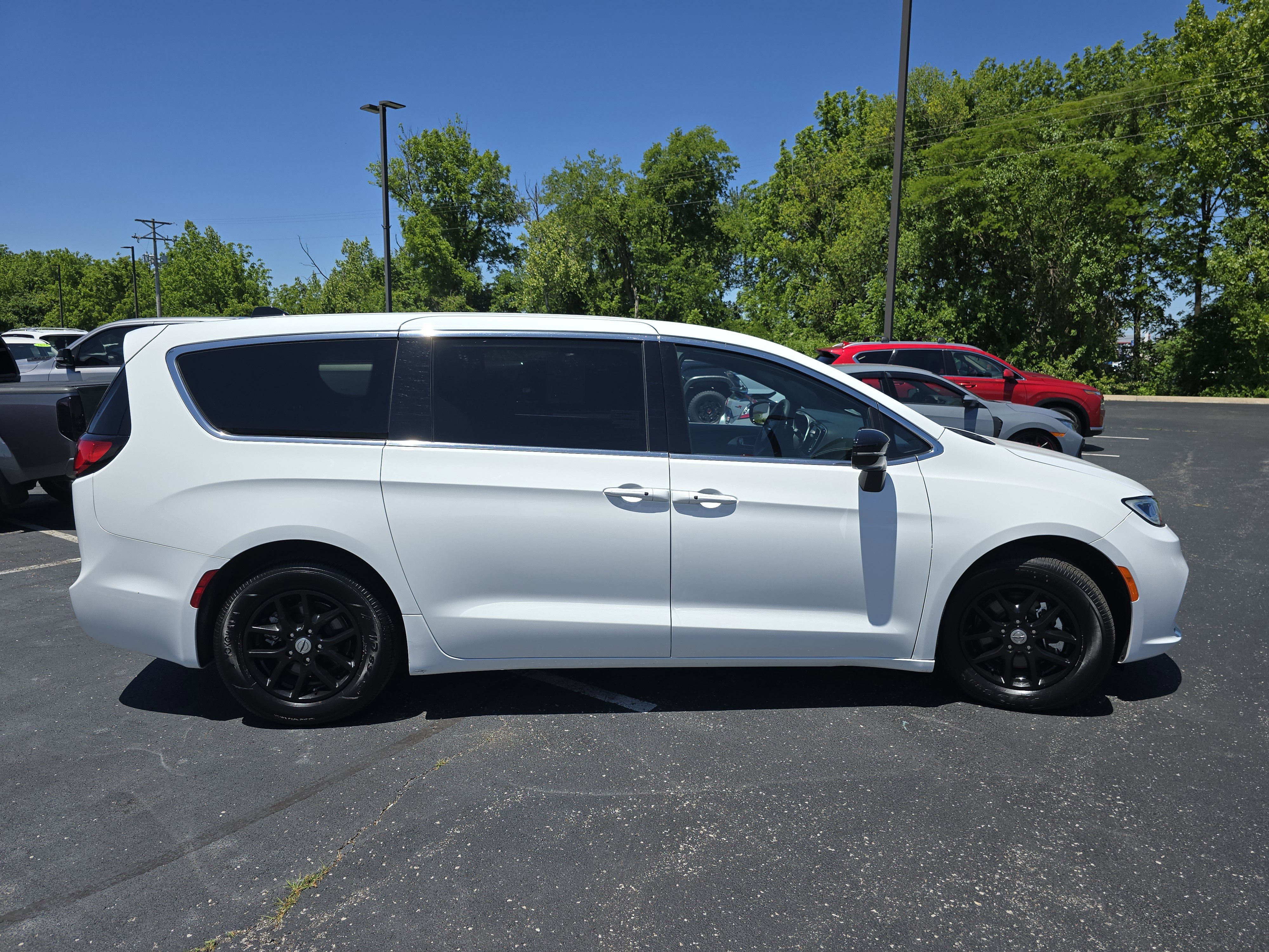 Used 2024 Chrysler Pacifica Touring FWD image 13