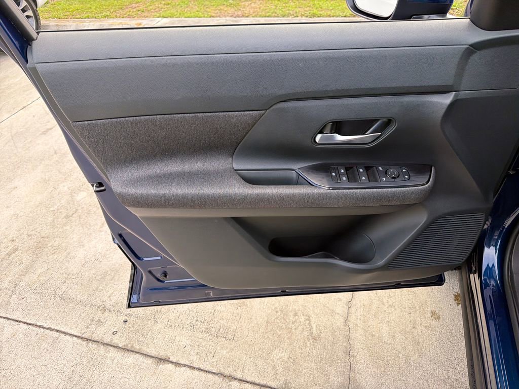 Used 2025 Nissan Kicks SV w/ SV Premium Package FWD image 16