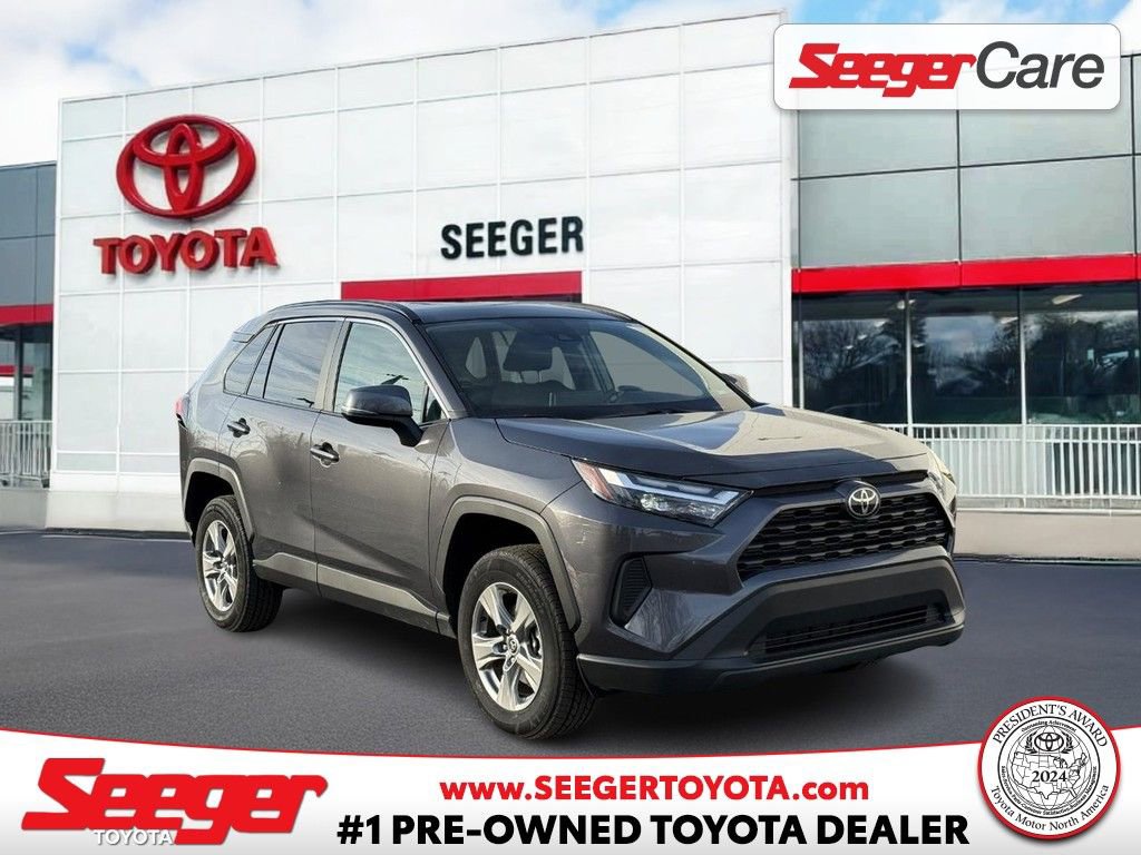 Used 2025 Toyota RAV4 XLE image 1