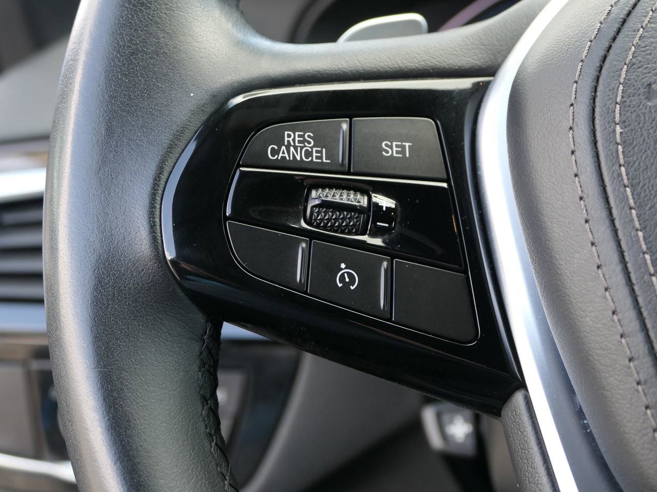 Used 2020 BMW 530e w/ Convenience Package image 16