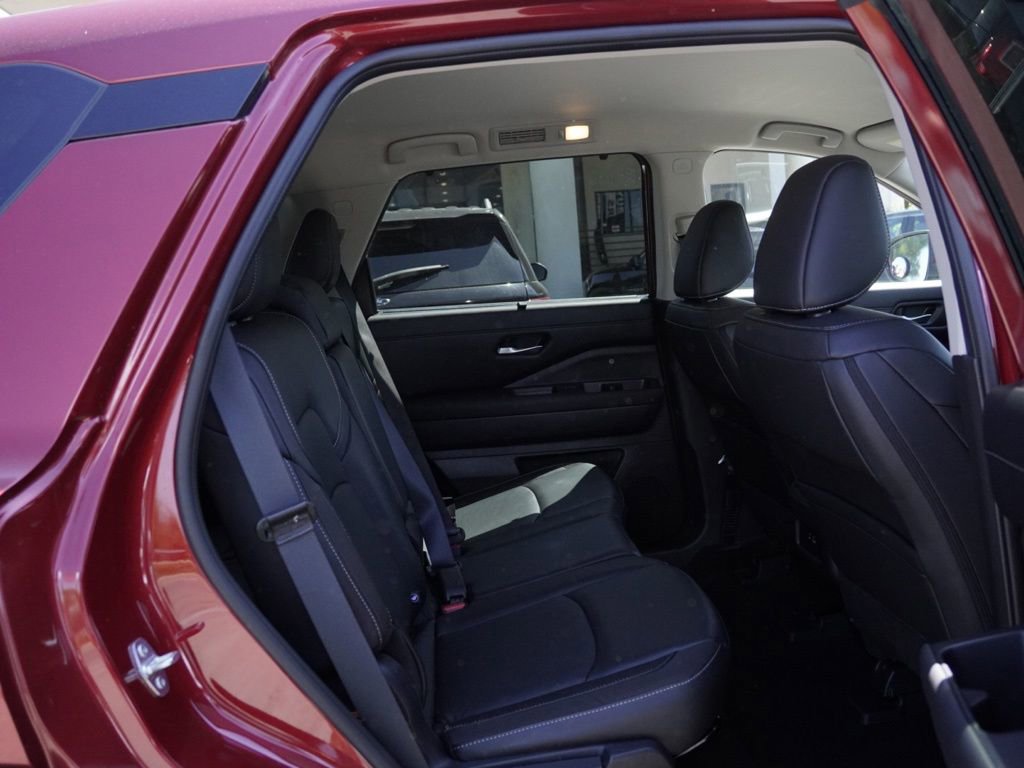 Used 2024 Nissan Pathfinder SL FWD image 18