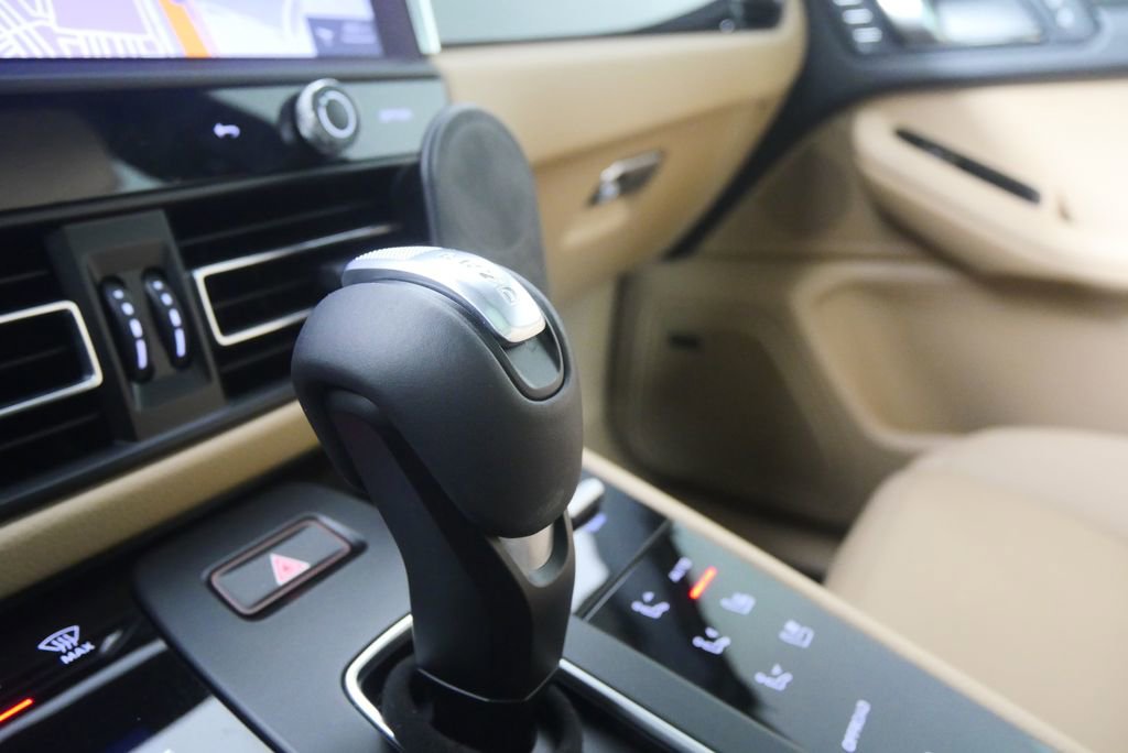 Used 2025 Porsche Macan image 27