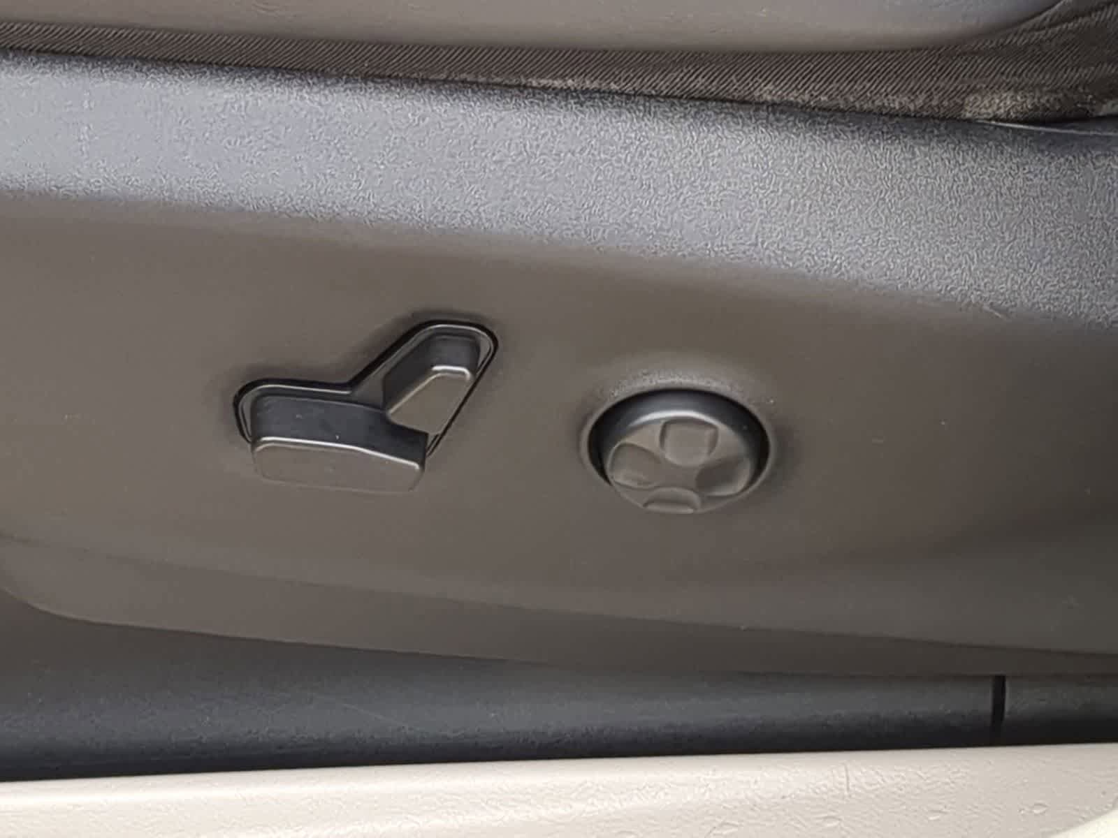 Used 2023 Chrysler Pacifica Touring-L AWD/4WD image 17