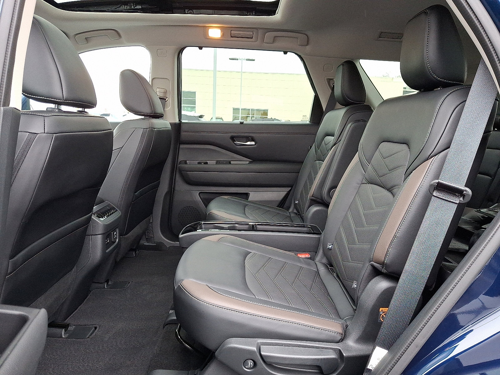 Used 2024 Nissan Pathfinder Platinum image 10