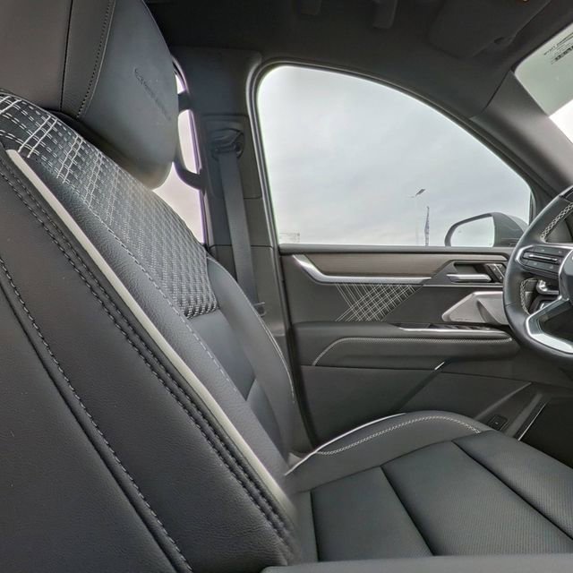 Used 2025 GMC Acadia Denali w/ Super Cruise Package image 30