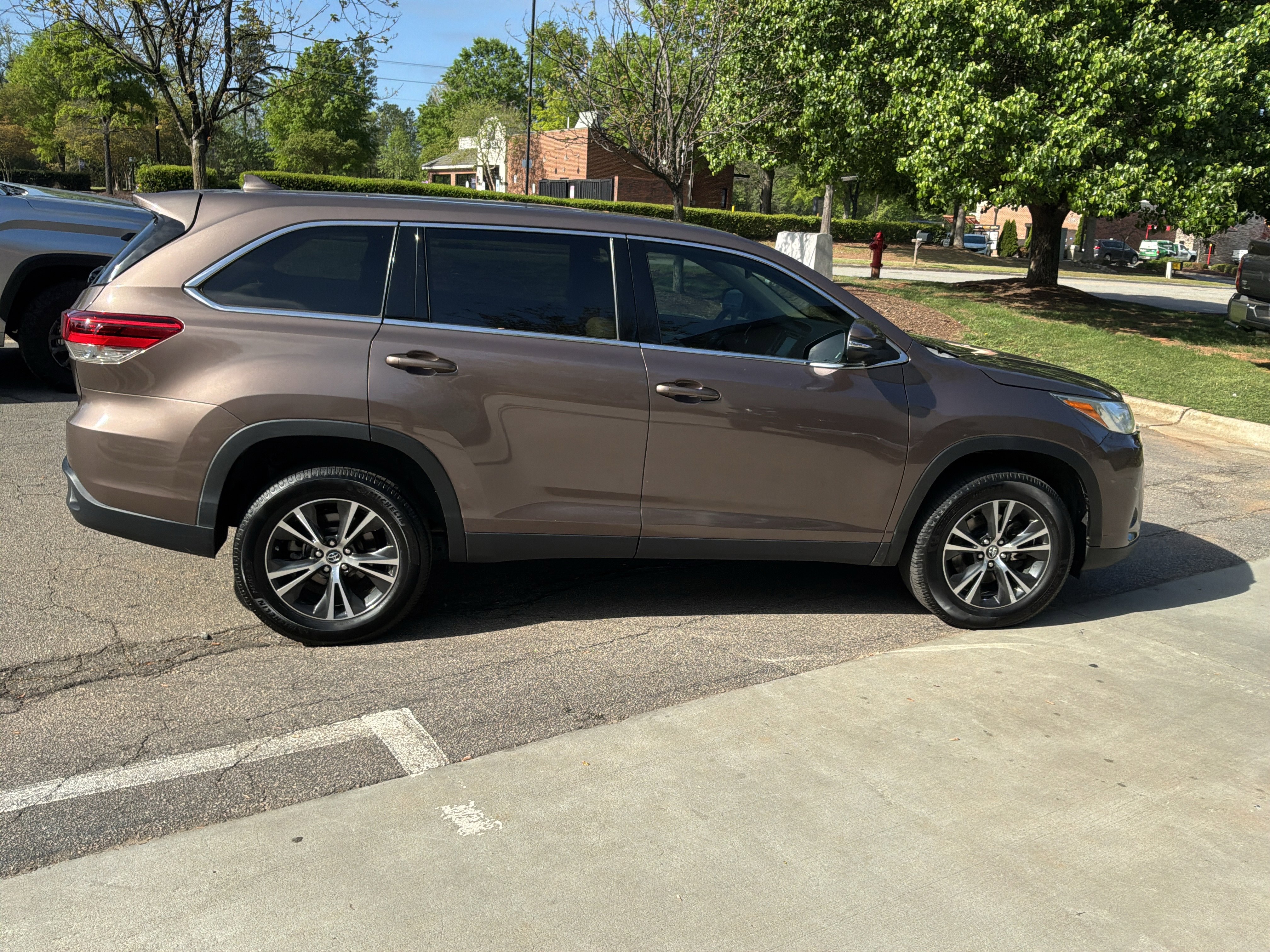 Used 2019 Toyota Highlander Plus FWD image 11