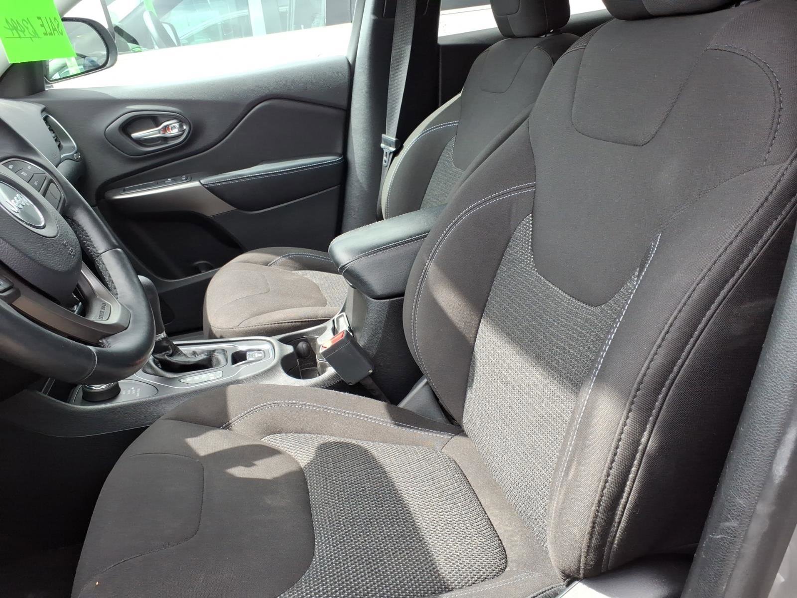 Used 2019 Jeep Cherokee Latitude w/ Cold Weather Group AWD/4WD image 7