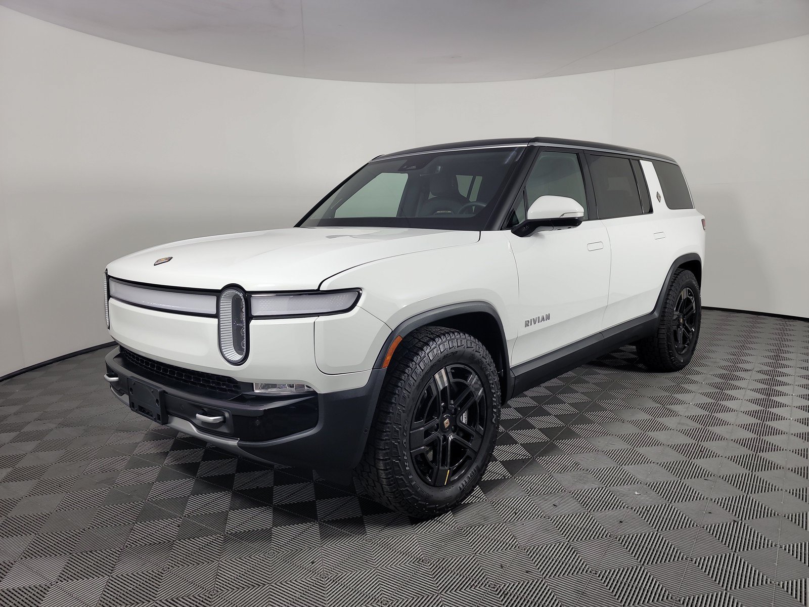 Used 2024 Rivian R1S Adventure AWD/4WD image 1
