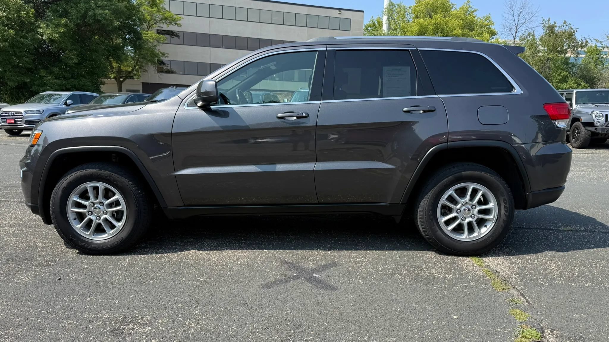 Used 2019 Jeep Grand Cherokee Laredo AWD/4WD image 6