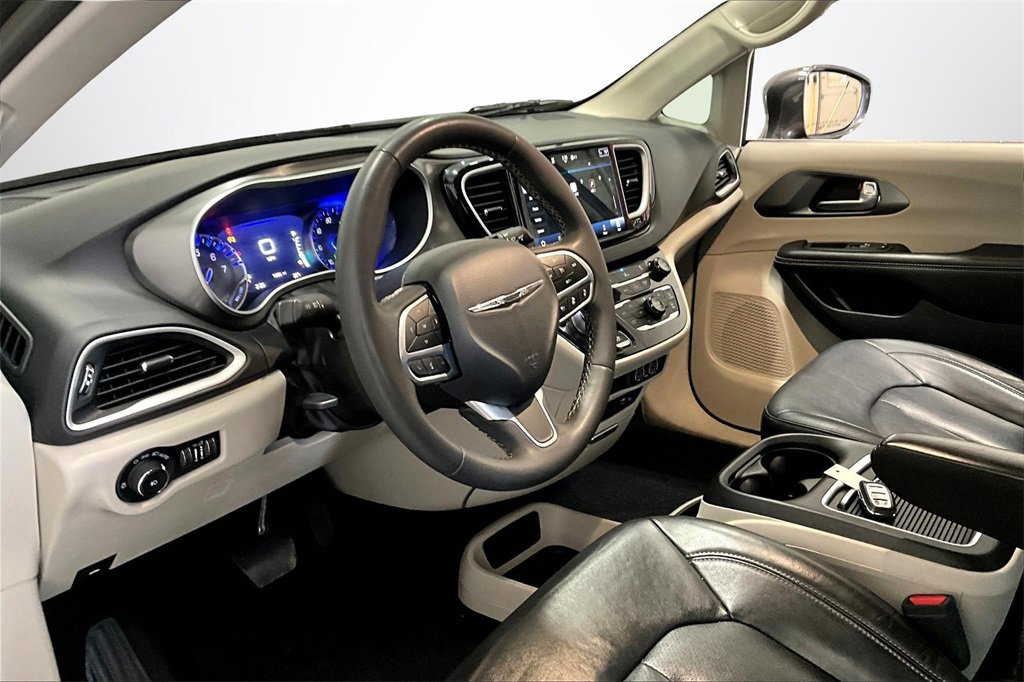 Used 2022 Chrysler Pacifica Touring-L image 16