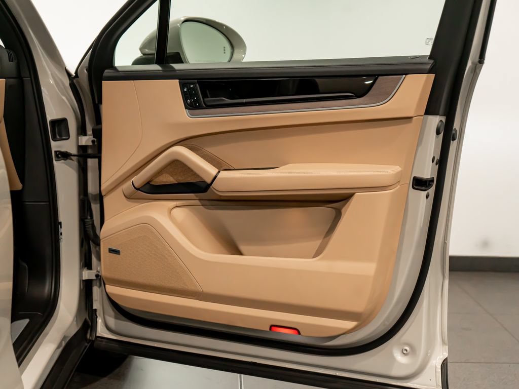 Certified 2025 Porsche Cayenne AWD/4WD image 28