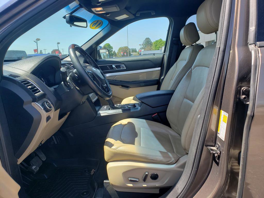 Used 2016 Ford Explorer XLT w/ Equipment Group 202A AWD/4WD image 10